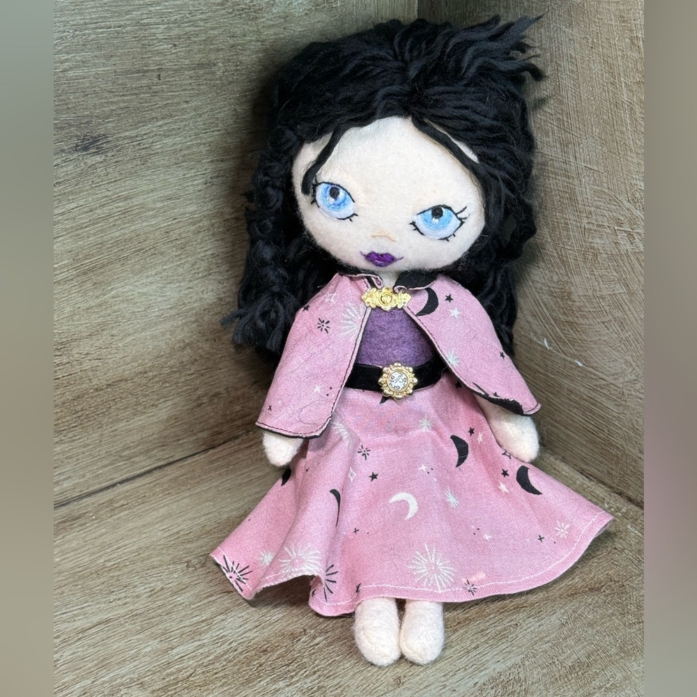 🌙🧵 Handmade Witchy Moon Doll – Mystical Charm in a Celestial Cloak ✨🔮